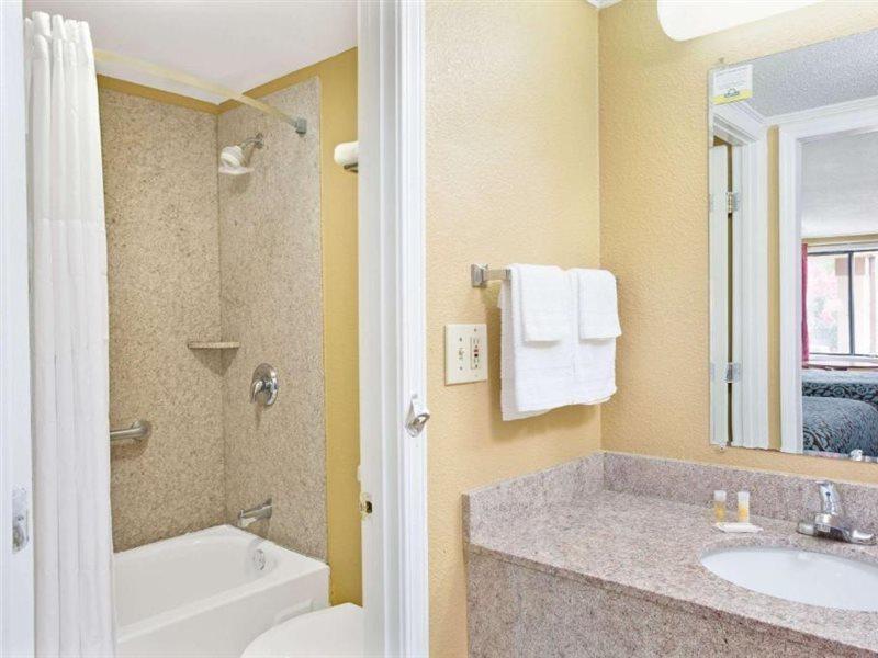 Days Inn By Wyndham Lawrenceville Extérieur photo