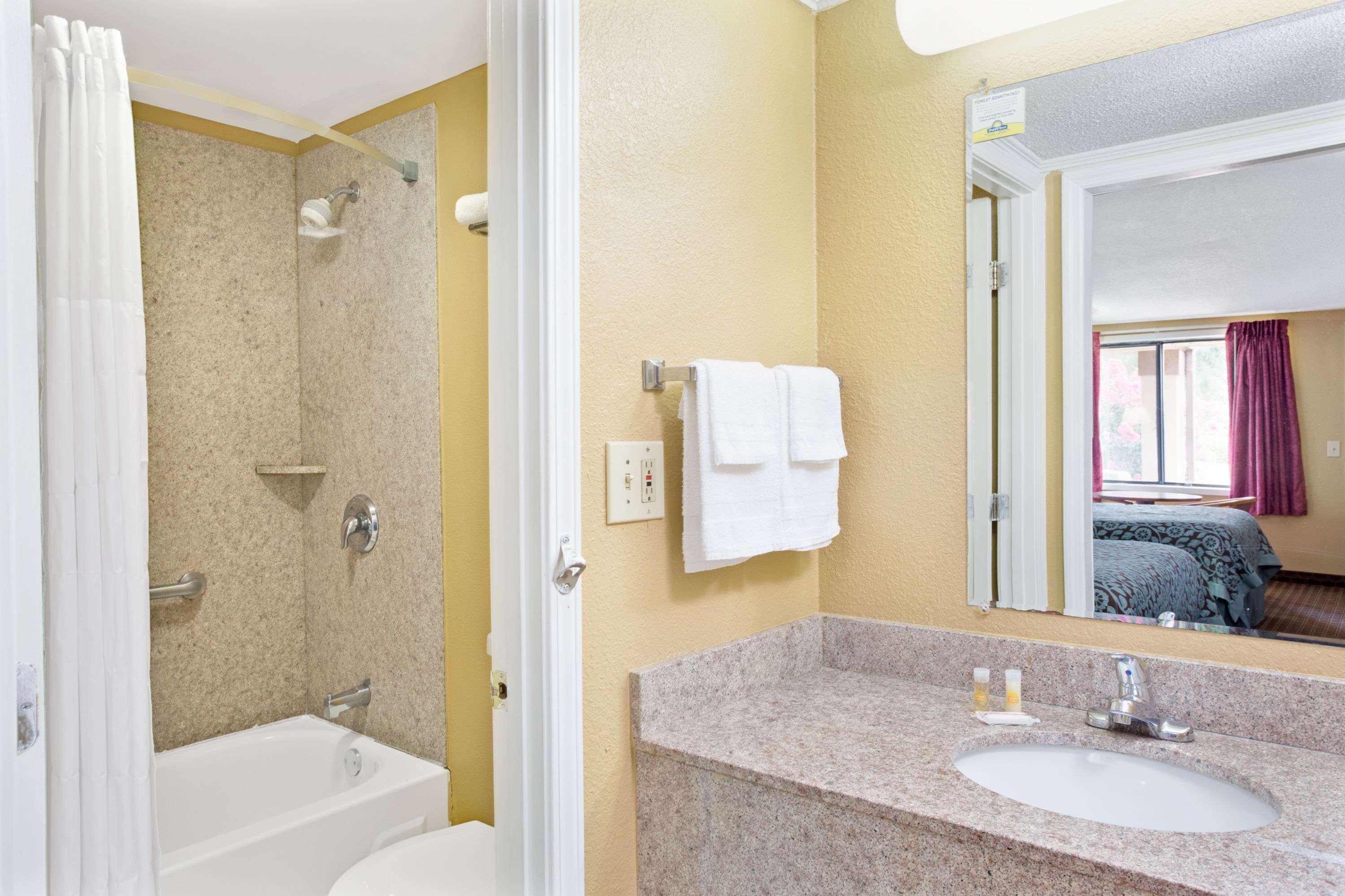 Days Inn By Wyndham Lawrenceville Extérieur photo